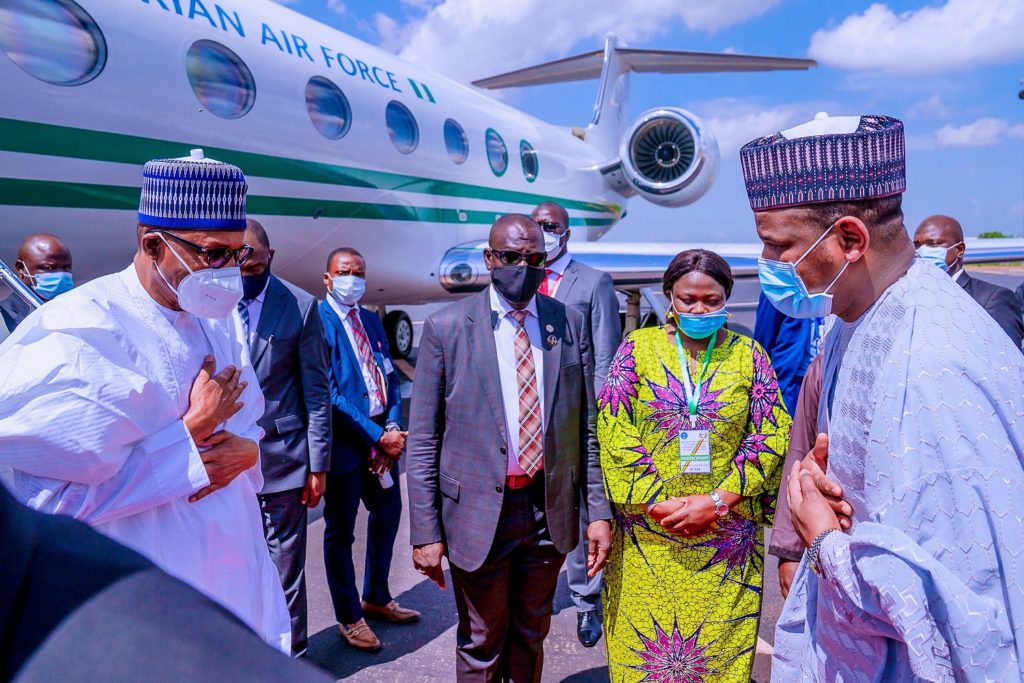 [PHOTOS] Buhari Dons Face Mask For The First Time  