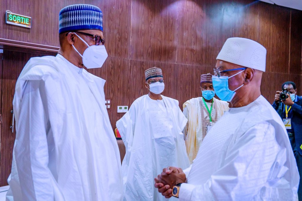 [PHOTOS] Buhari Dons Face Mask For The First Time  