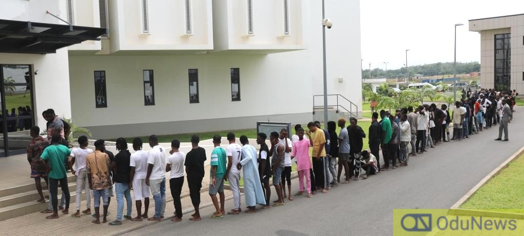 EFCC Arrests 140 Suspected Yahoo Boys In Ikorodu  