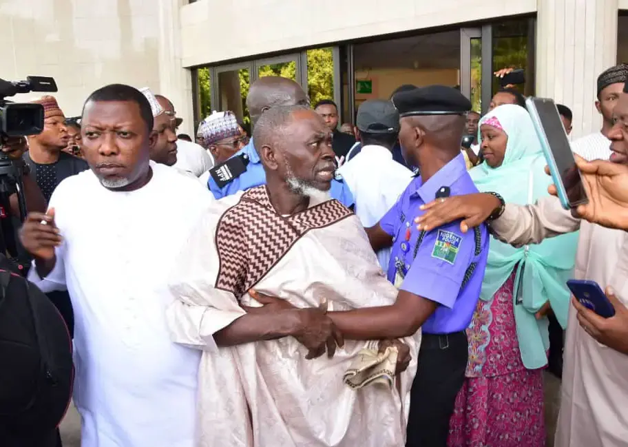 LP's Factional Chairman Lamidi Apapa Attacked By Peter Obi Supporters In Court  