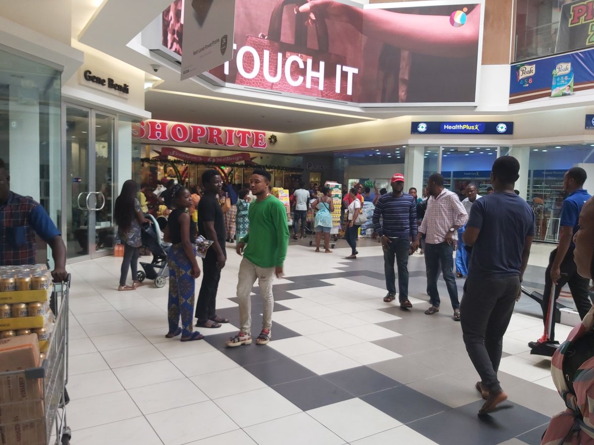#BlackFriday: Ikeja Shoprite Already Filled To The Brim At 8:30 am