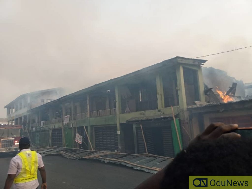 Breaking: Another Fire Outbreak In Lagos [PHOTOS & VIDEO]