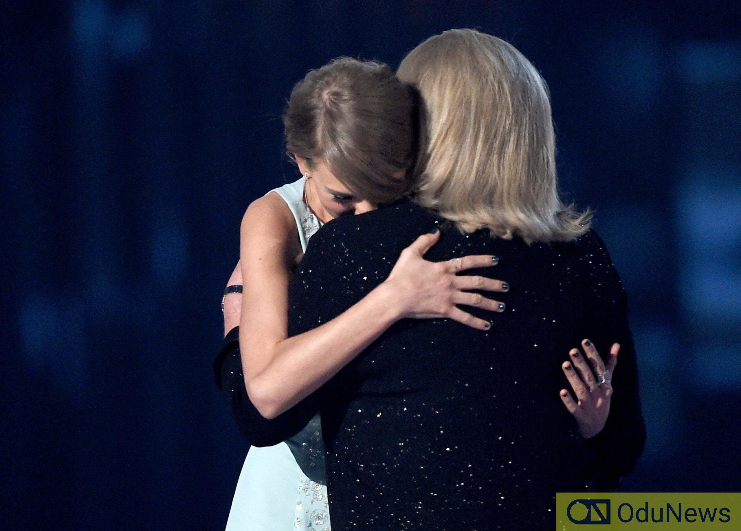Taylor Swift Reveals Shocking News About Her Mum’s Health