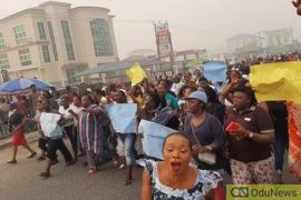 Protesters Burn Down PDP's Secretariat In Bayelsa [WATCH VIDEO]  