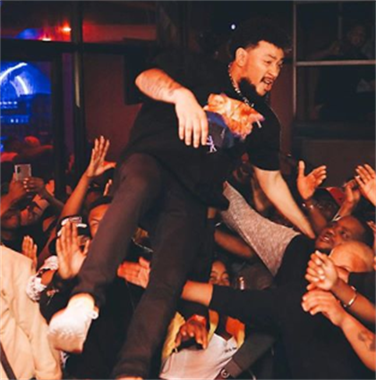 AKA Falls To The Ground As Crowd Fails To Catch Him While Performing [VIDEO]  