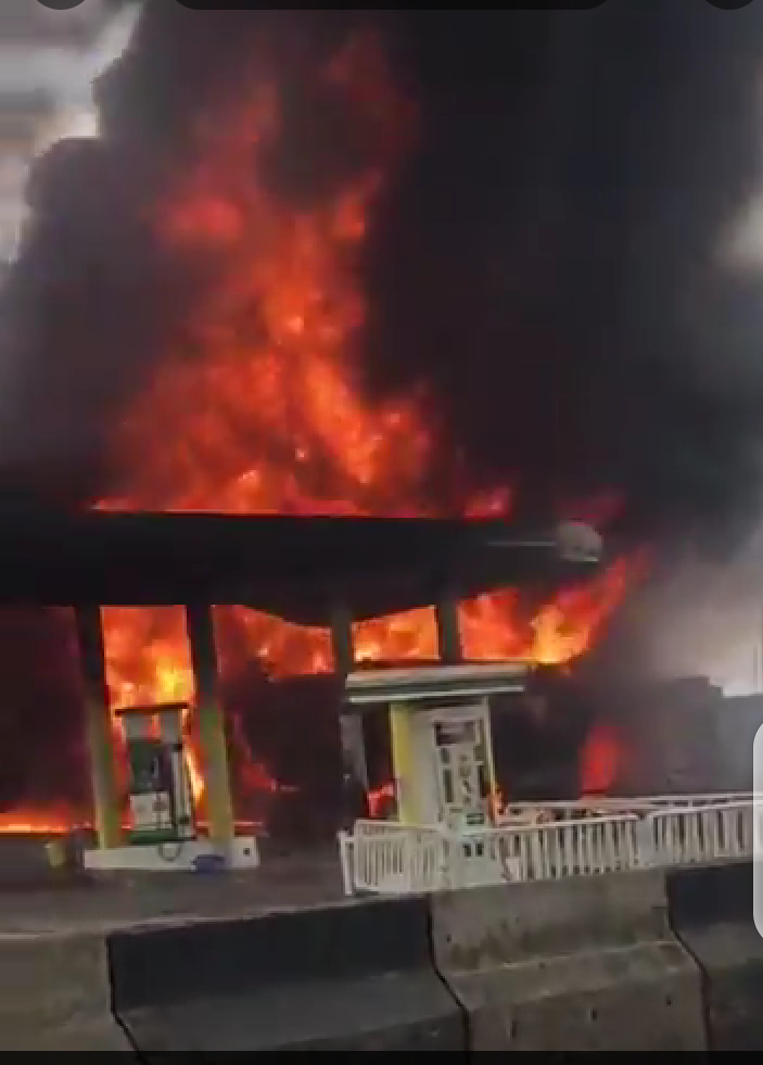 [VIDEO] Fire Breaks Out At NNPC Petrol Station In Ogba