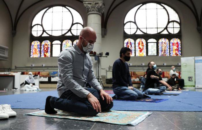 Muslims Pray In Berlin Church To Observe Social Distancing Rules [WATCH VIDEO]  