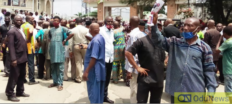 'Pro Government' Thugs Flog Protesting Pensioners At Imo Govt. House [WATCH VIDEO]
