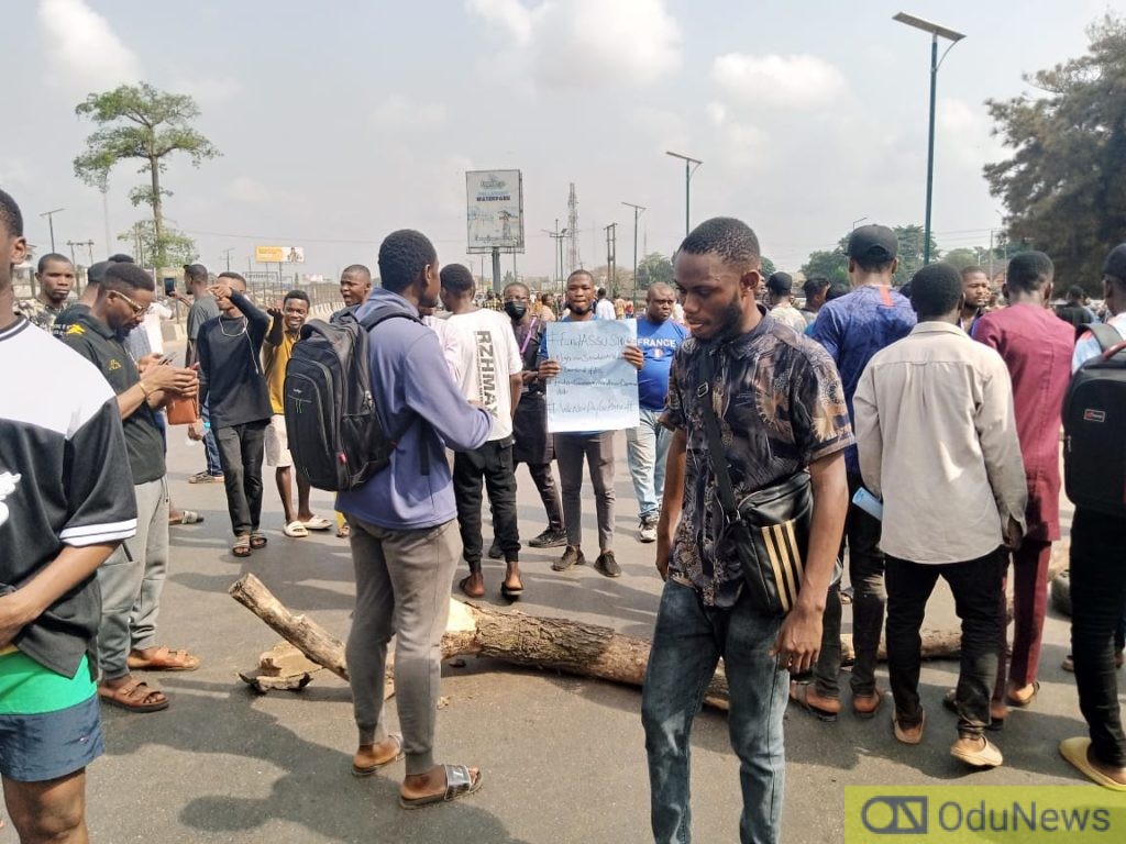 ASUU Strike: Protests Rock Ondo, Oyo, Ogun As Students Block Highways [PHOTOS]  