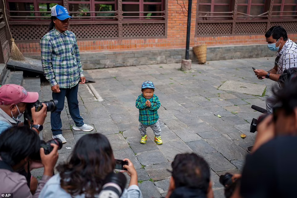 Guinness Records: World's Shortest Teenager - 2ft 5in @ Age 18  