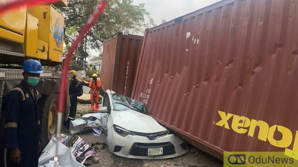 BREAKING: Another 40ft Container Falls In Lagos [VIDEO]  