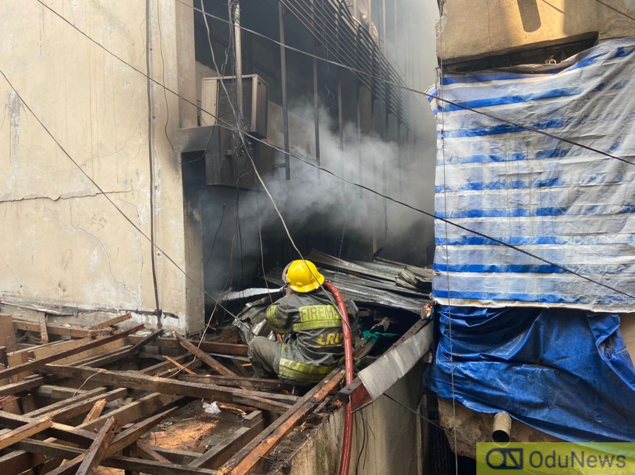 JUST IN: Fire Guts Building In Balogun Market  