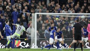 Arsenal’s title dream alive as Man City draws at Everton